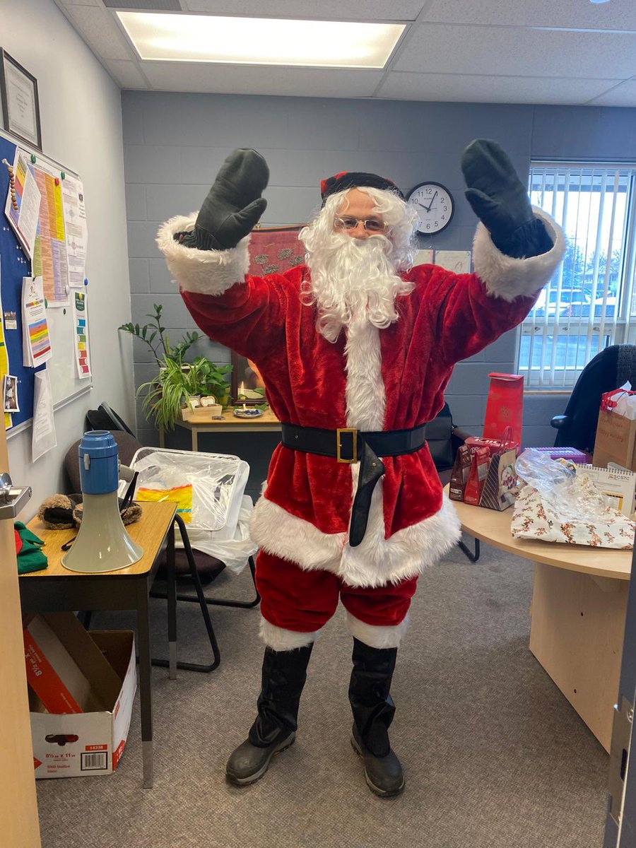 SMCDSB_MRO's tweet photo. Santa came to visit. It’s the most happiest time of the year. 🌲 🎅🏻 EXCITING !!!!!! https://t.co/ovpTiBzKl9