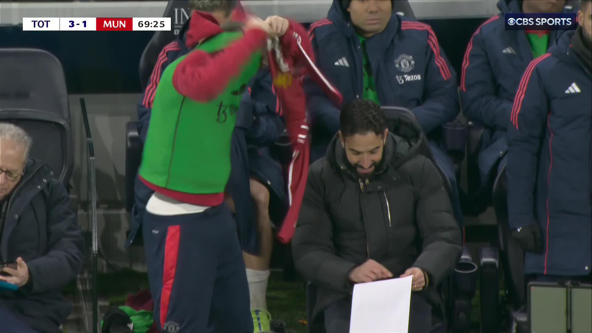 A HUGE mistake from Fraser Forster gifts Manchester United their second goal 😳