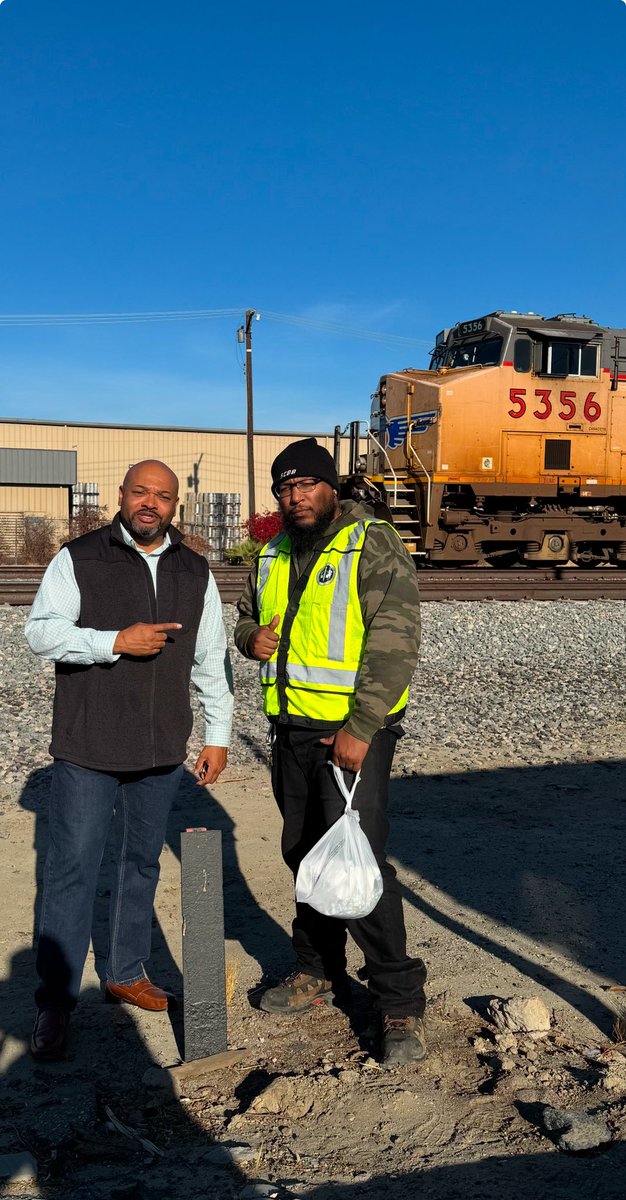 🛑✋🏼Stop the train! We’ve got Mexican food! Another engineer breaks for our Mexican food, and this time <a href="/CityofIndio/">City of Indio</a> Councilmember <a href="/WaymondFermon/">Councilmember Waymond Fermon</a> is here to greet him. #Christmas #Superman #trains
