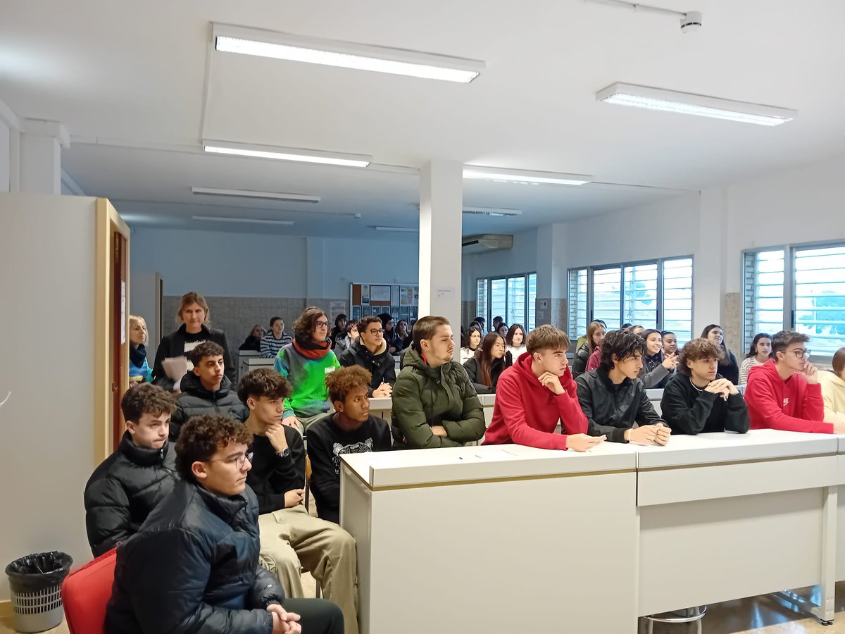 ieselpicarral's tweet photo. @CSIC @INMAdivulga También del deporte, como el mítico exfutbolista del Real Zaragoza FC Juan Señor. Han sido dos jornadas realmente enriquecedoras en las que hemos aprendido y compartido. Gracias a todos los que lo han hecho posible. #trabajodeinvestigación #bachillerato #investigación #ainves https://t.co/syNzYtrCBR