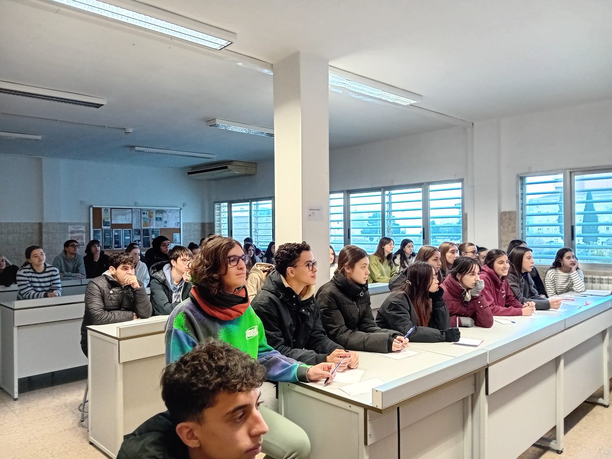 ieselpicarral's tweet photo. @CSIC @INMAdivulga También del deporte, como el mítico exfutbolista del Real Zaragoza FC Juan Señor. Han sido dos jornadas realmente enriquecedoras en las que hemos aprendido y compartido. Gracias a todos los que lo han hecho posible. #trabajodeinvestigación #bachillerato #investigación #ainves https://t.co/syNzYtrCBR