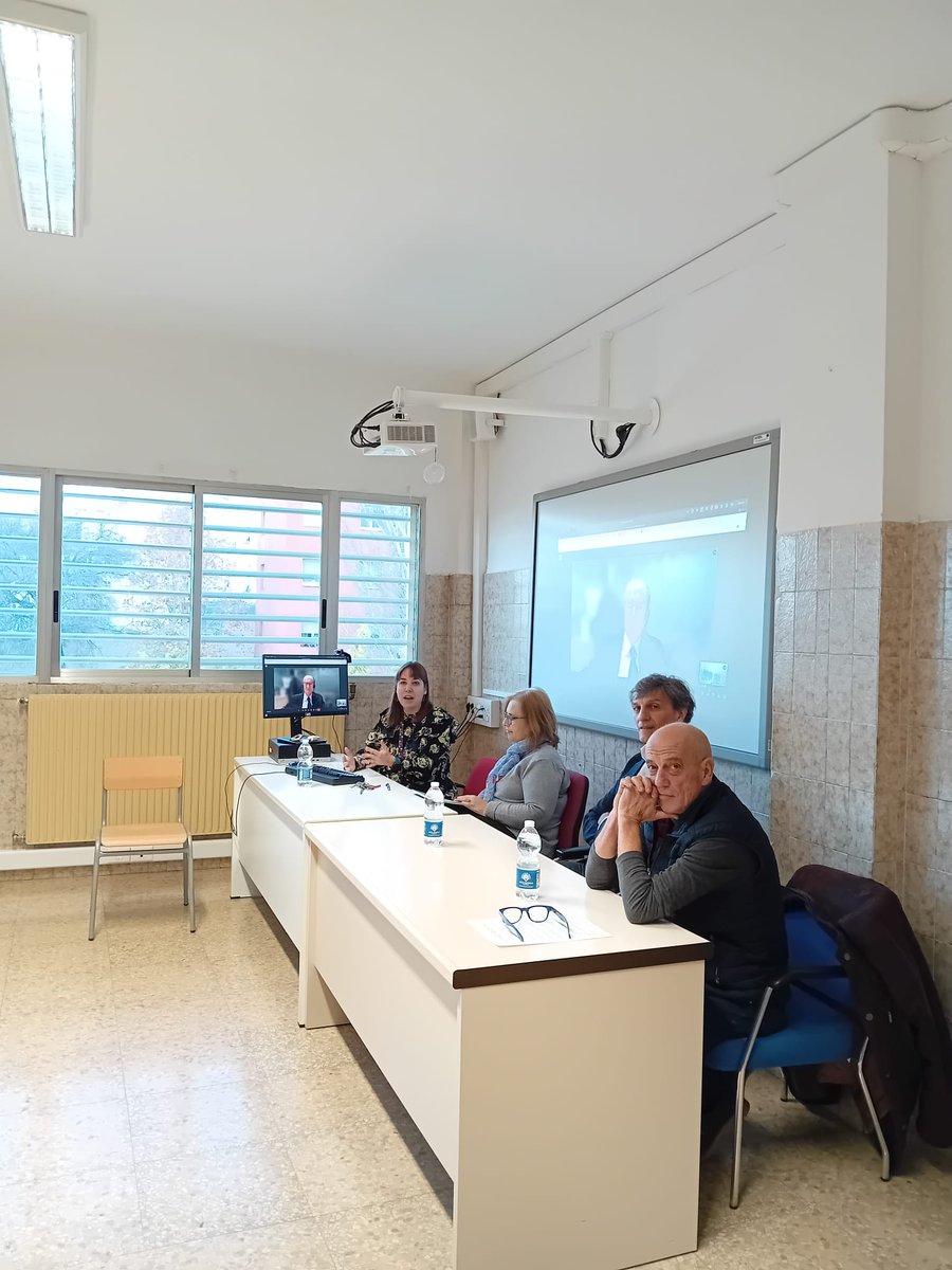 ieselpicarral's tweet photo. @CSIC @INMAdivulga También del deporte, como el mítico exfutbolista del Real Zaragoza FC Juan Señor. Han sido dos jornadas realmente enriquecedoras en las que hemos aprendido y compartido. Gracias a todos los que lo han hecho posible. #trabajodeinvestigación #bachillerato #investigación #ainves https://t.co/syNzYtrCBR