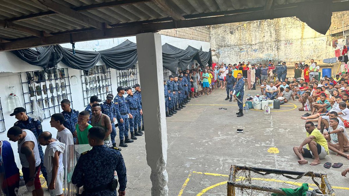 UltimaHoraCR's tweet photo. #JUDICAL| El @INPEC_Colombia adelantó una intervención simultánea en 124 cárceles del país con el fin de combatir las extorsiones.

Se incautaron:
- ⁠1.078 celulares 
- 2.263 accesorios para celular 
- 475 Simcard's
- 15 Módem WIFI
- 18 kilos de estupefacientes 
 - 720 armas de fabricación artesanal

Vía @danielaramire_