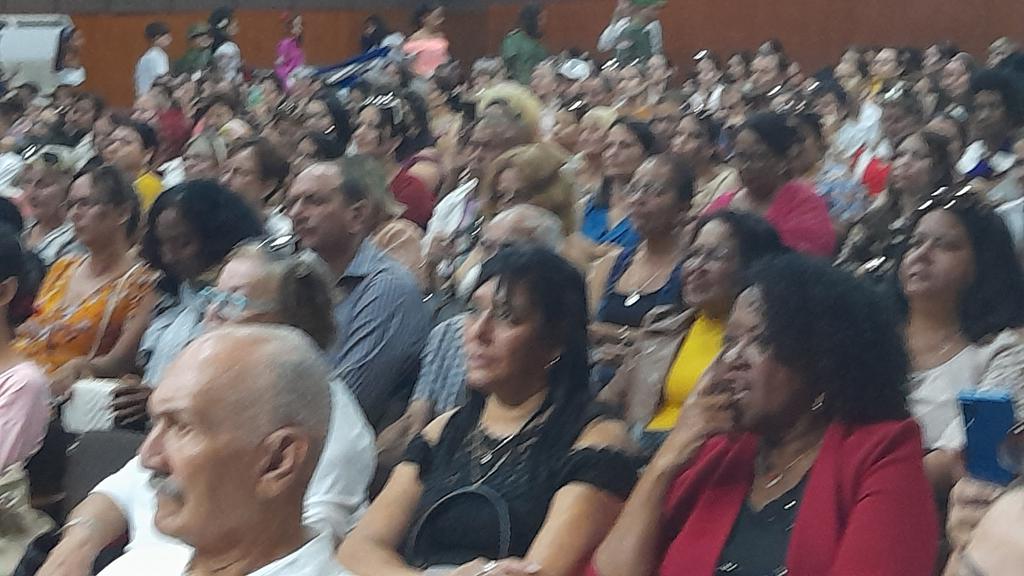 En el acto por el día del educador fue reconocida por sus resultados la DGE en Holguín, el reconocimiento fue entregado por las autoridades del Partido y el Gobierno #HolguinSi