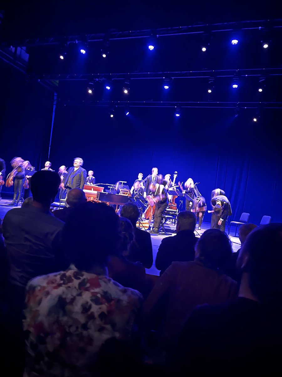 Ik was bij het Adventsconcert van <a href="/HollandBaroque/">HollandBaroque</a> en <a href="/DanielLohues/">Daniel Lohues</a> en het was zo ontzettend mooi. Over licht, donker, missen, het vuur in jezelf, de liefde, fonkelende sterren en vooral KERST.Geweldige arrangementen en geweldig orkest (en van dat alles maakte ik een slechte foto)