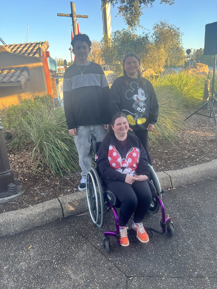 Minacirkic's tweet photo. @BlueShieldCA stop denying her wheelchair!We pay over $2500 a month for insurance and you decide to deny her wheelchair and her medications !Why? Because YOU don’t think she needs it ! Please explain to me how she can function without a wheelchair? #onepissedoffmama #aminastrong https://t.co/zE8pxoowbl