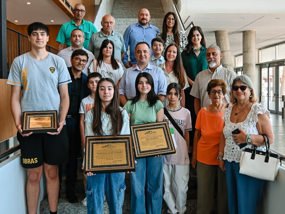 También expresó su beneplácito a Nicholas Petri por la clasificación a la Copa del Mundo de Básquet #FIBA Sub19 2025 y distinguió a Chiara Catalina Monsu y a Sofía Leal como “Adolescentes destacadas de la ciudad” por su aporte a la defensa del medio ambiente.
