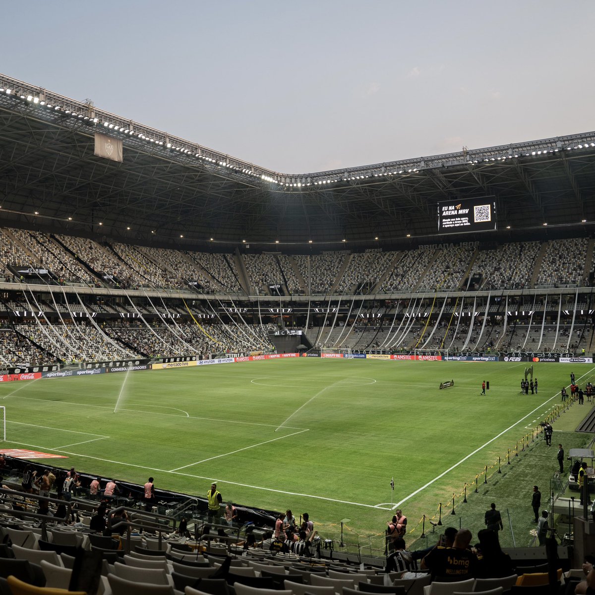 Atletico's tweet photo. 🏟️ Martelo batido: o gramado da @ArenaMRV em 2025 será sintético ✅

A mudança visa manter a qualidade do campo de jogo durante todo o ano, permitindo, inclusive, a realização de eventos. Por isso, a escolha foi pelo gramado 100% sintético. 

🗓️ O início da instalação será nas próximas semanas e o objetivo é que o campo esteja pronto para jogo no início do Campeonato Brasileiro. 🏴🏳️