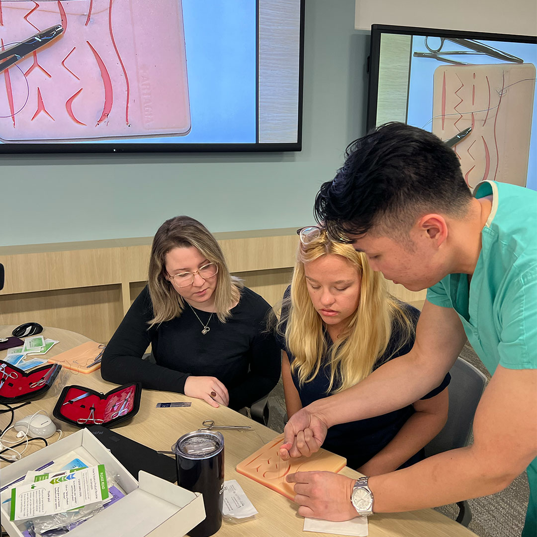 FIUMedicine's tweet image. Dr. Roland Quintana-Rapatalo (CO2024), OBGYN PGY1 at @MountSinaiMiami returned to FIU Med to lead a suturing workshop and sharing tips on applying to OBGYN residencies. 🙌🩺 #FIUMed