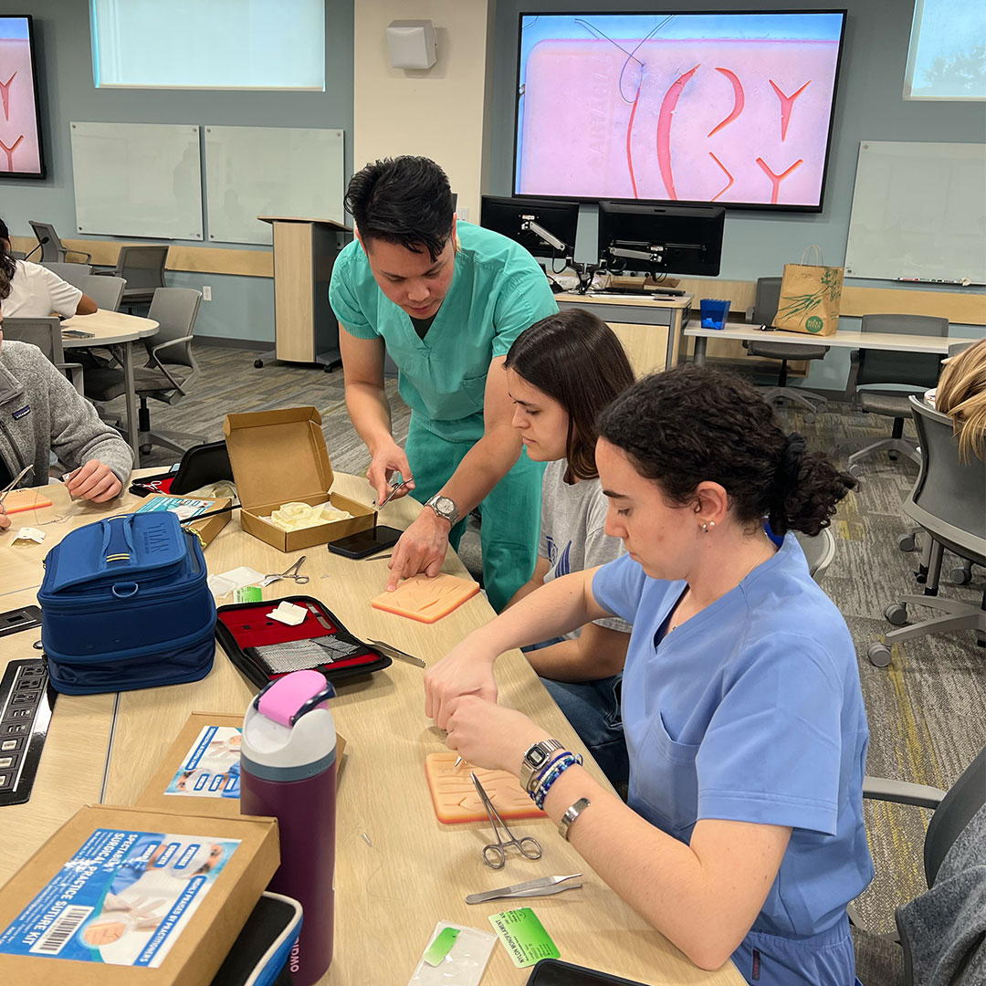FIUMedicine's tweet image. Dr. Roland Quintana-Rapatalo (CO2024), OBGYN PGY1 at @MountSinaiMiami returned to FIU Med to lead a suturing workshop and sharing tips on applying to OBGYN residencies. 🙌🩺 #FIUMed