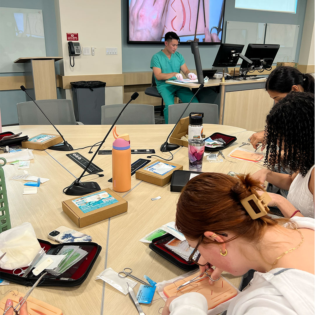 FIUMedicine's tweet image. Dr. Roland Quintana-Rapatalo (CO2024), OBGYN PGY1 at @MountSinaiMiami returned to FIU Med to lead a suturing workshop and sharing tips on applying to OBGYN residencies. 🙌🩺 #FIUMed