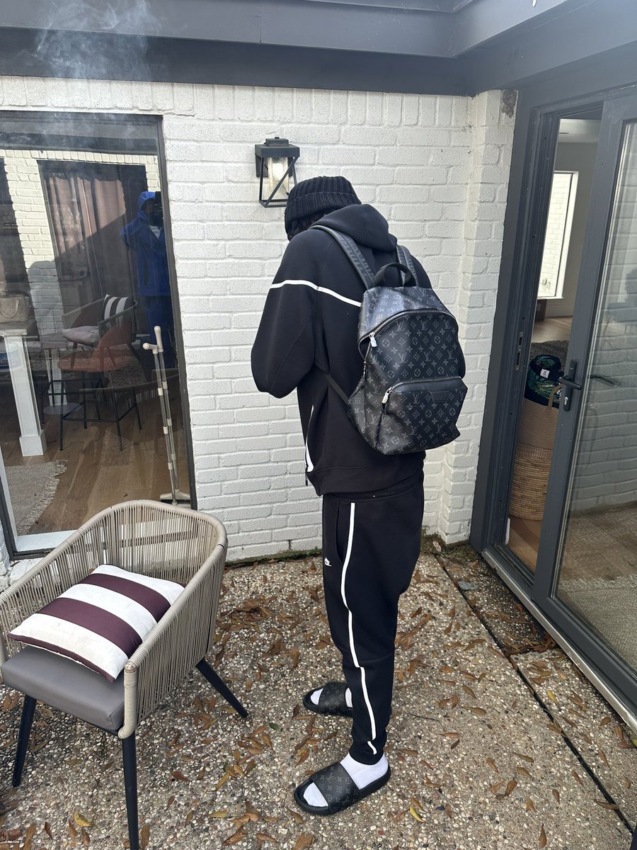 1headhoncho_'s tweet photo. All these risks you taking gon pay off in the long run just keep running it up⛹🏾♂️ #LONGLIVEROB🩸🦅 https://t.co/swQaZ2KSDu