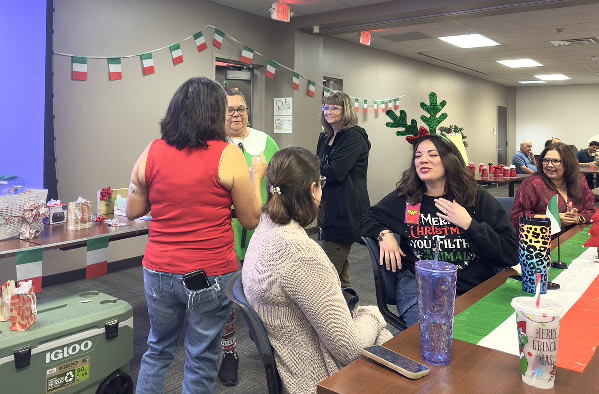 FBISDFoodie's tweet photo. 🎄 Holiday festivities at the @FortBendISD Distribution Center! Business &amp; Finance, Child Nutrition, Print Shop, Purchasing, Safety, Transportation, &amp; Warehouse. ✨
#FBISD #FBISDFoodie https://t.co/vzSGnu75mq