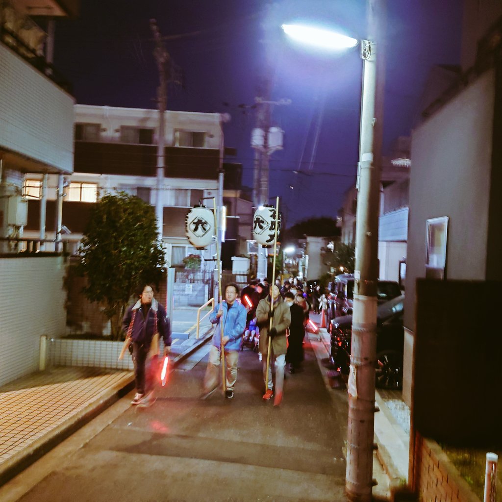 荏原六の年末パトロールは少し変わってます。
パトロールに参加した方のお宅を一軒一軒周り、家の前で「火の用心！マッチ一本…」と参加者全員で大声で呼びかけます。
子どもたちも「次はうちかな…」とワクワクしながら、歩いてます。
なかなか楽しいですよ🙂🎵