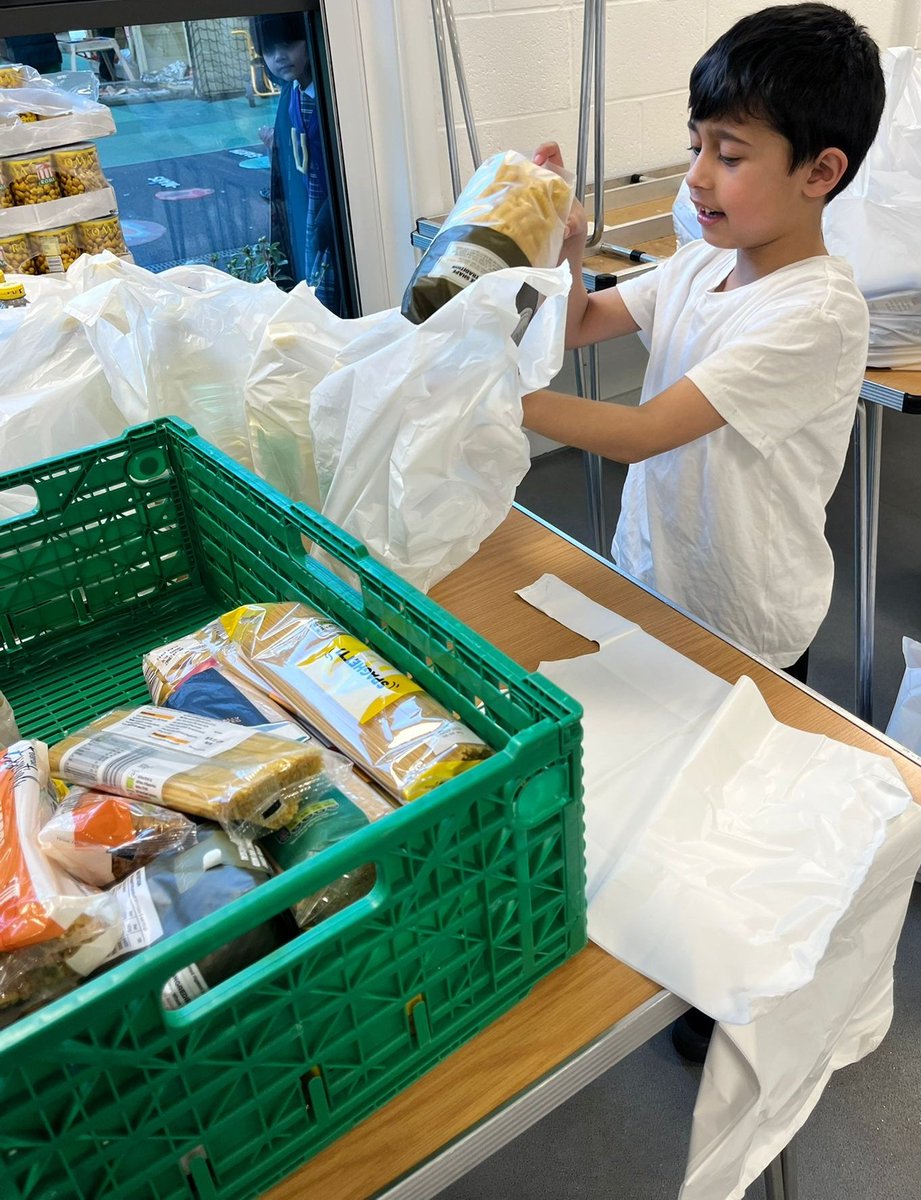 olive_bburn's tweet image. Our Key Stage 1 leadership team have been busy packing essential food supplies to deliver to vulnerable families tomorrow.
#WinterGiftProgramme
#community
#FoodBank
#WeAreStar