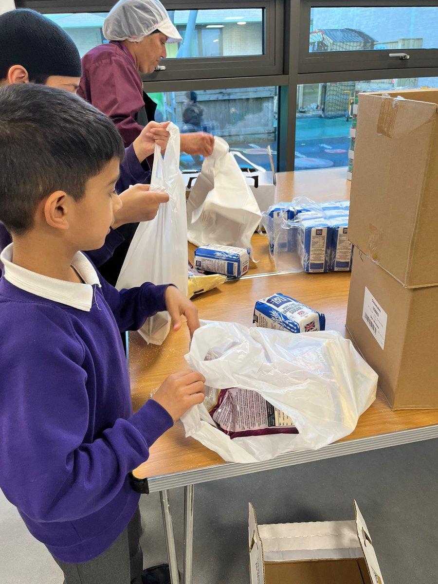 olive_bburn's tweet image. Our Key Stage 1 leadership team have been busy packing essential food supplies to deliver to vulnerable families tomorrow.
#WinterGiftProgramme
#community
#FoodBank
#WeAreStar