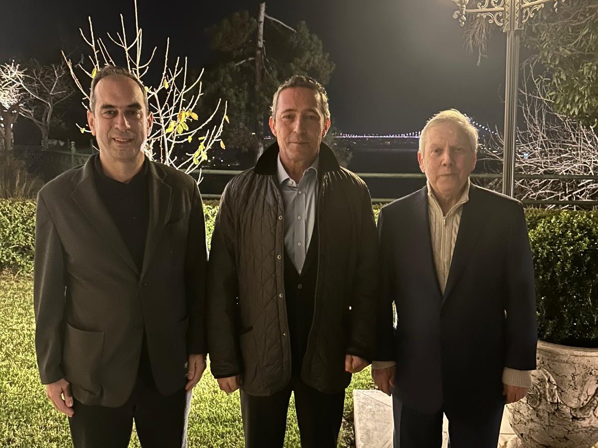 Fenerbahce's tweet photo. BAŞKANLARIMIZ BULUŞTU 

Başkanımız Ali Y. Koç ve bir önceki başkanımız Aziz Yıldırım bir araya geldiler. 

Camiamızda birlik ve beraberlik ortamının oluşturulması adına gerçekleştirilen bu anlamlı görüşmede; Yüksek Divan Kurulu Başkanımız Şekip Mosturoğlu, Genel Sekreterimiz ve Yönetim Kurulu Üyemiz Burak Çağlan Kızılhan, Yönetim Kurulu Üyemiz Ahmet Ketenci ve Bülent İşcan da yer aldılar. 

Camiamızın ve kamuoyunun bilgisine sunarız.