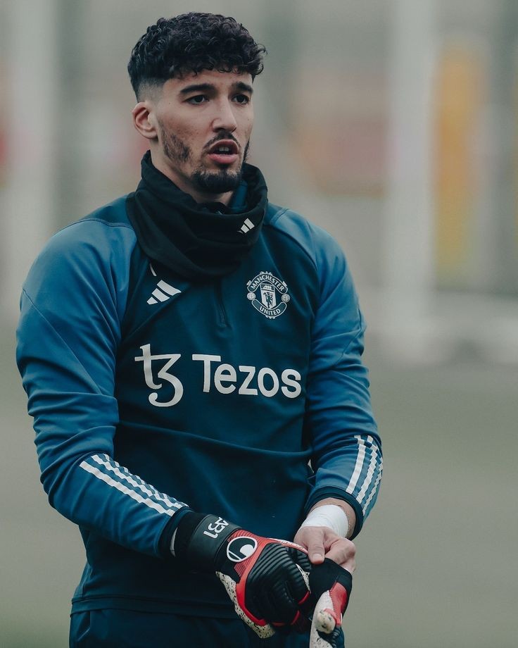 ItsFootball360_'s tweet photo. Stay strong Bayindir
Definitely a foul on him
Every team harassing the keeper for cheap goals like Aresenal now
The game was lost in the first half when our attack let us down
Anyway we win without that foul corner goal
#Bayindir #TOTMUN #CheapGoals #Mufc
#CarabaoCup https://t.co/XVQqLnqGqD