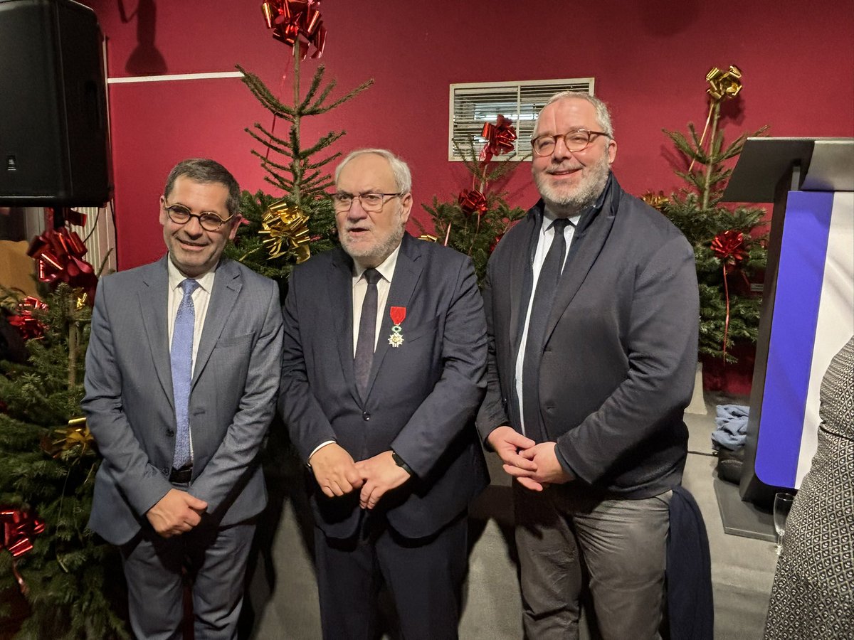 RachidTemal's tweet photo. Moment d’amitié et camaraderie hier soir à #Talange en #Moselle pour la remise de la Légion d’honneur à mon ami et ancien collègue @JM_Todeschini par @fhollande
D’instituteur à Ministre en passant par le Sénat c’est aussi cela la France qui honore un enfant d’immigrés italiens ! https://t.co/mgwDpN1Vys