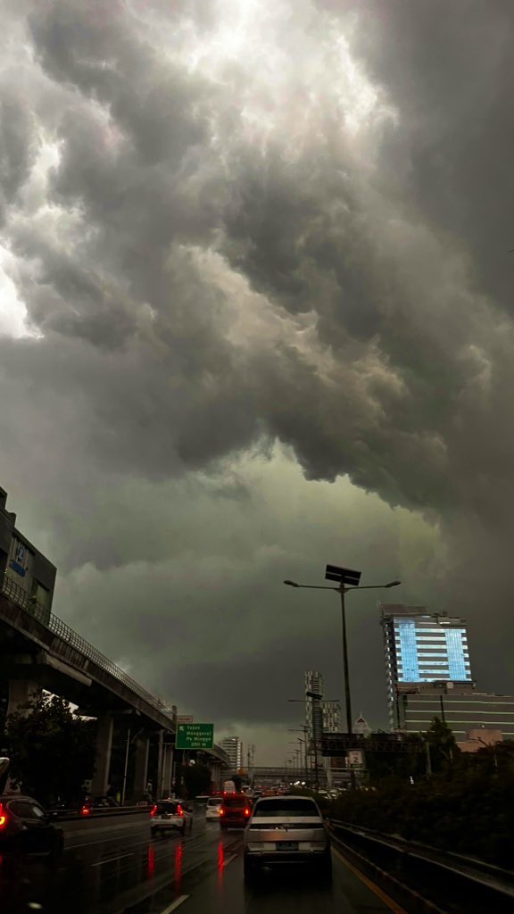 #jakarta sore tadi #hujan dan pasti maceet