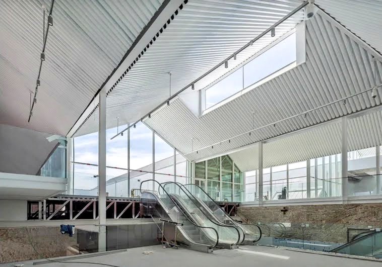 A la izquierda las atarazanas históricas de Barcelona, a la derecha la mierda que ha hecho Vázquez Consuegra con las de Sevilla