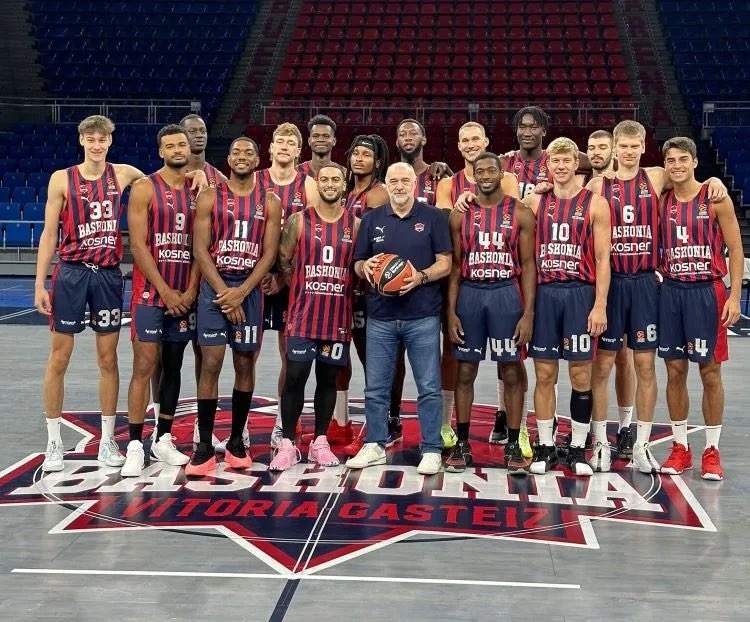 ELFantasist's tweet photo. This is @Baskonia, a Spanish basketball team competing in @EuroLeague. In tonight’s game against Panathinaikos, every single member of this team revealed an unreal level of empathy and sport culture! This is basketball! This will be remembered! #EuroLeague https://t.co/uDTS8QIhrK