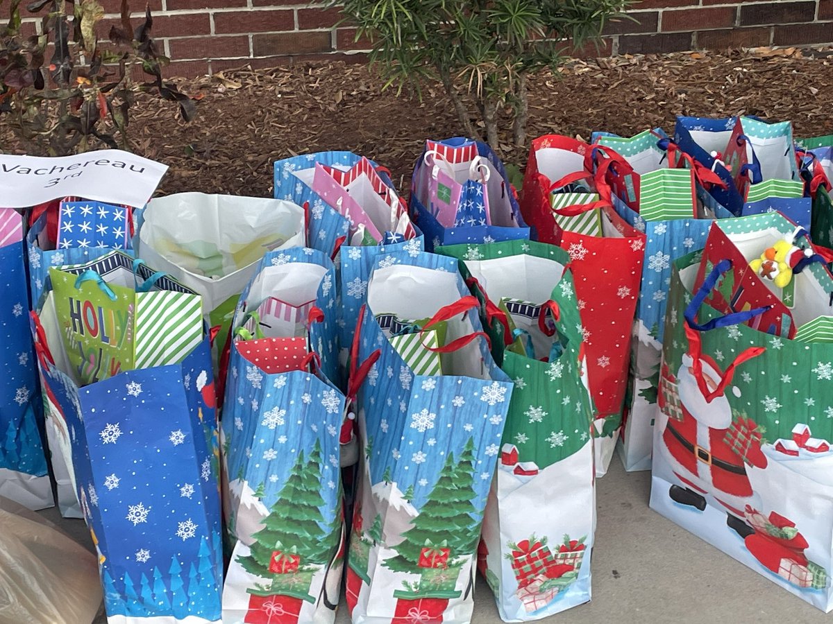 FosterElemHCPS's tweet photo. Wow!  #christmaswithclass was amazing for every single student on campus.  Special thank you to our donors and Principal Gloria Waite for making this happen! #CommunitySchools @HCPS_FACE @Community_Sch @TransformHCPS @HillsboroughSch https://t.co/04PGFw6QAX
