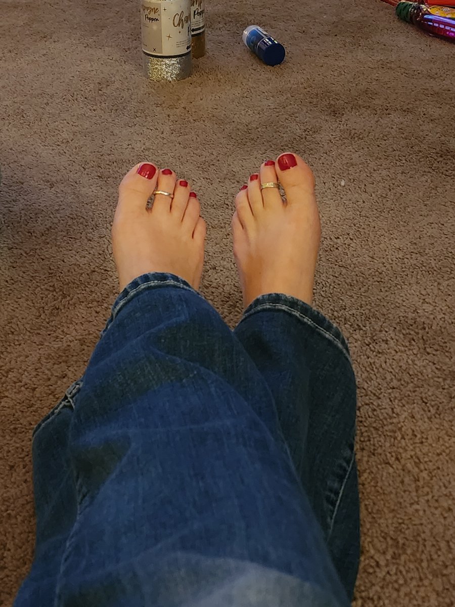 TwinkleToe76112's tweet photo. I'm bbbaacckkkkk!!! 
#Christmasredtoes #feetworshi̇p #feetcontent https://t.co/u76ZcchnG7