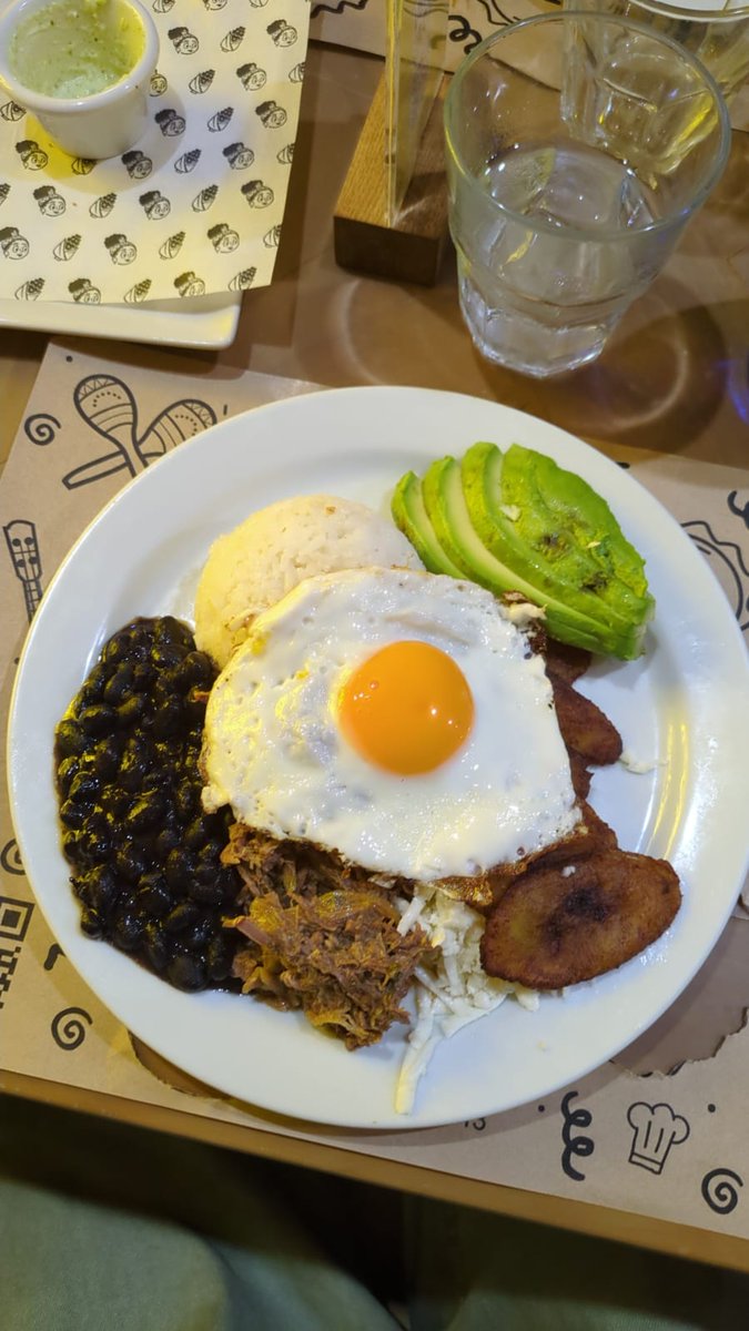 KatySnchez's tweet image. Hoy he cenado en un restaurante venezolano  "La Cachapera" que me ha traído buenos recuerdos... El plato se llama "Pabellón" Frijoles, arroz, carne mechada, plátano frito que se llama patacón aguacate,   #restaurante #Venezuela #Chueca #cena