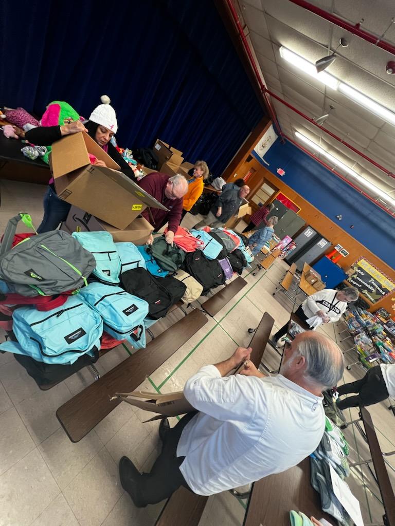 Snapchef's tweet image. 🎒✨ Giving Back! ✨🎒
Snapchef teamed up with @acfrhodeisland, ACF Rhode Island to pack &amp;amp; distribute 72 backpacks filled with school supplies! 📚✏️
Proud to support our community. Thank you to all who made it possible! 💙
#CommunitySupport #GivingBack #CookConnectCreateChange