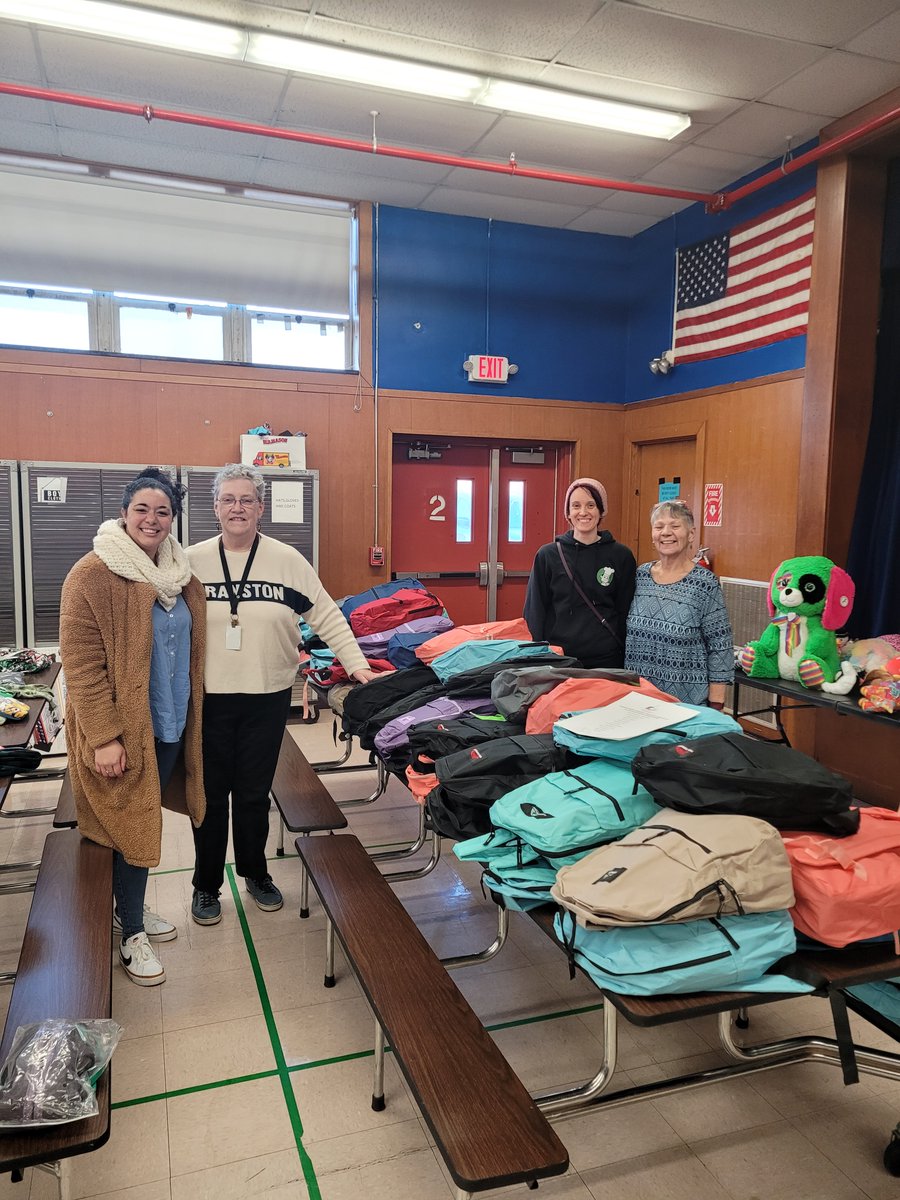 Snapchef's tweet image. 🎒✨ Giving Back! ✨🎒
Snapchef teamed up with @acfrhodeisland, ACF Rhode Island to pack &amp;amp; distribute 72 backpacks filled with school supplies! 📚✏️
Proud to support our community. Thank you to all who made it possible! 💙
#CommunitySupport #GivingBack #CookConnectCreateChange