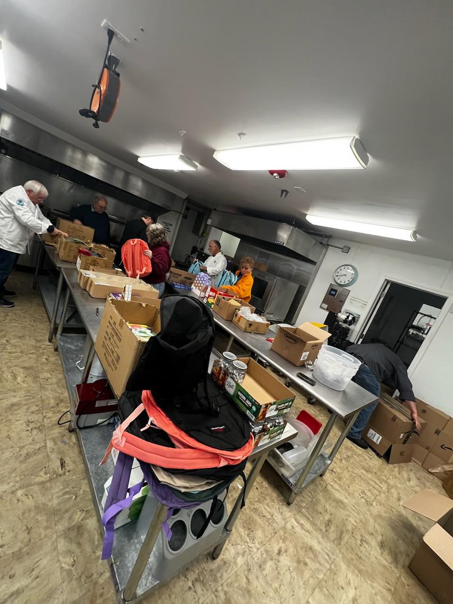 Snapchef's tweet image. 🎒✨ Giving Back! ✨🎒
Snapchef teamed up with @acfrhodeisland, ACF Rhode Island to pack &amp;amp; distribute 72 backpacks filled with school supplies! 📚✏️
Proud to support our community. Thank you to all who made it possible! 💙
#CommunitySupport #GivingBack #CookConnectCreateChange