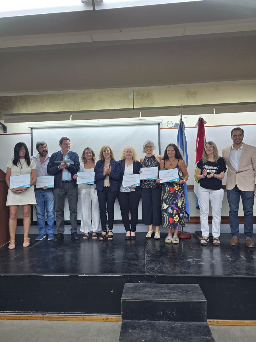 fbioyfunr's tweet photo. Por muchos años más haciendo ciencia en Rosario, la cuna de la Biotecnología en América Latina .👨🏽‍⚕️👩🏻‍🔬🏫🧬🌏
#FBIOyF
#Biotecnología 
#CreamosFuturo https://t.co/Eah6nXsRXW