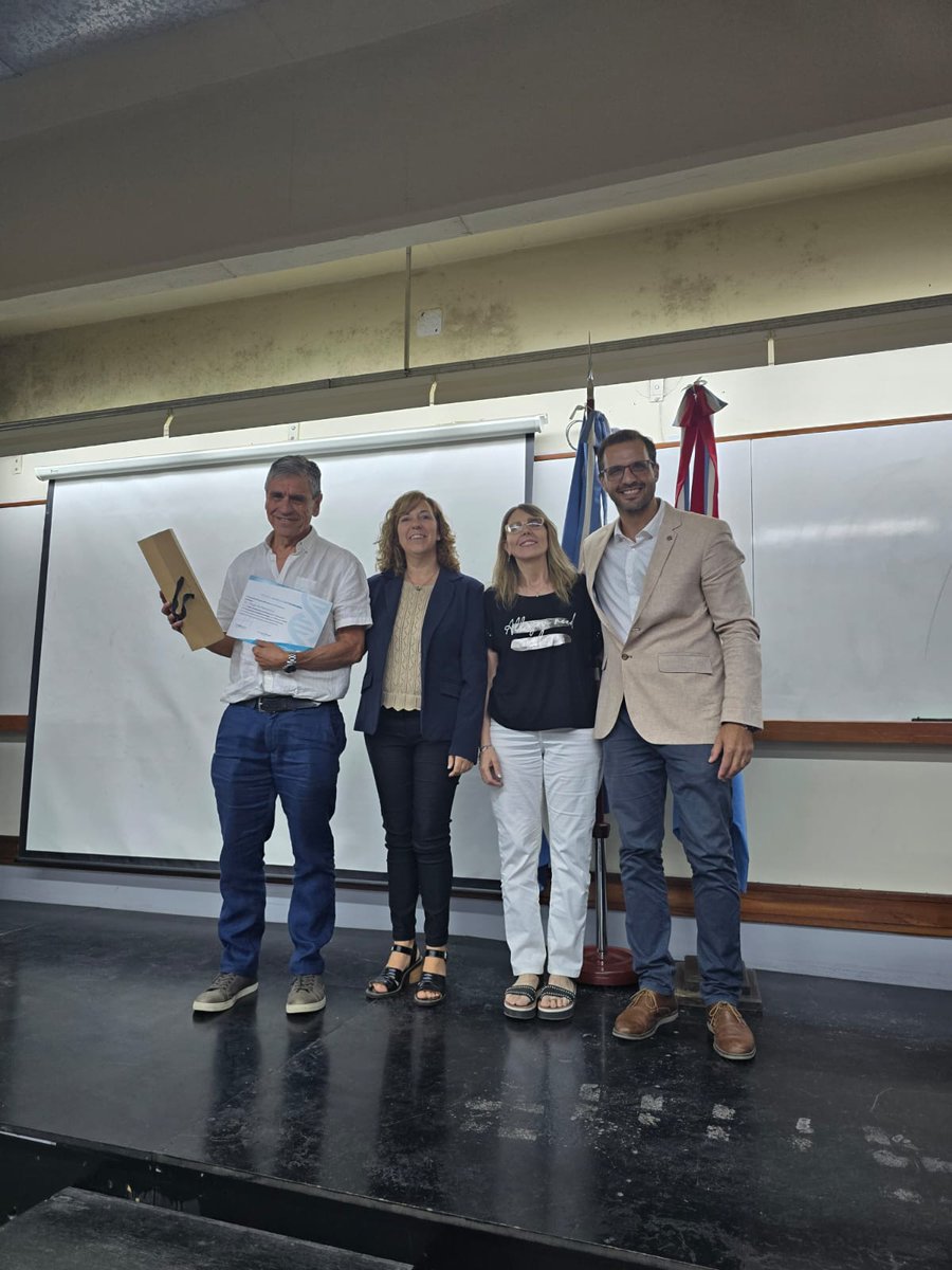 fbioyfunr's tweet photo. Por muchos años más haciendo ciencia en Rosario, la cuna de la Biotecnología en América Latina .👨🏽‍⚕️👩🏻‍🔬🏫🧬🌏
#FBIOyF
#Biotecnología 
#CreamosFuturo https://t.co/Eah6nXsRXW
