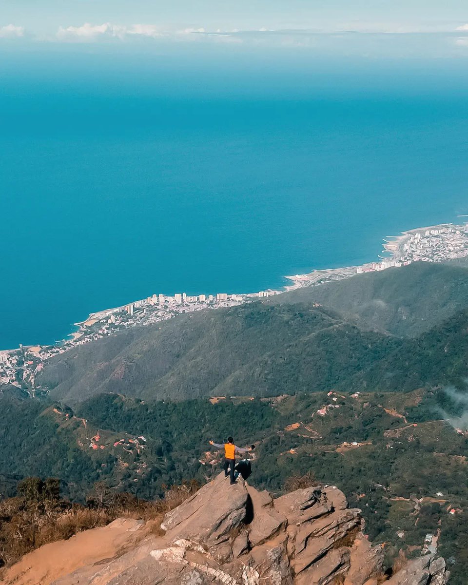 VenezuelaCerca's tweet photo. Galipán y al fondo las costas de La Guaira desde lo alto del Parque Nacional Warairarepano (Ávila) en Venezuela 🇻🇪 

📷 @yaikeldorta https://t.co/Dnb9KtYmrS