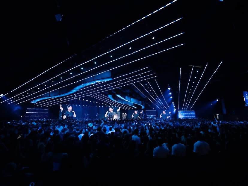 DVH Ao Vivo em Uberlândia aconteceu e o sentimento é de muita GRATIDÃO. Primeiramente a DEUS por nos abençoar e nos permitir realizar mais um lindo projeto em nossa trajetória. Foi uma noite INESQUECÍVEL e de FORTES EMOÇÕES. 😍❤️🙏🏻

#DiegoeVictorHugo #DVD