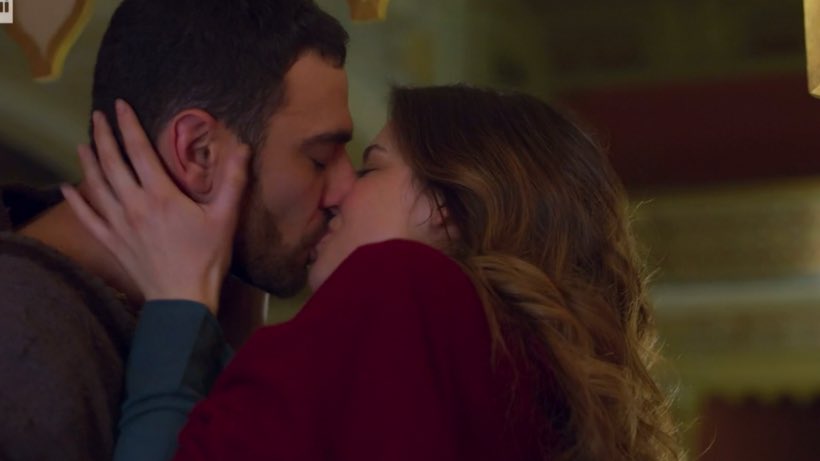 “Io continuo a soffrire tantissimo di vertigini e forse ne soffrirò sempre però non voglio più avere paura. La mia vertigine più grande sei tu.” 😭😭😭😭😭😭 LA DICHIARAZIONE PIÙ BELLA DEL MONDO MI STO STRAPPANDO IL CUORE ODDDIOOOOOO

#mezzanottini • #donmatteo14