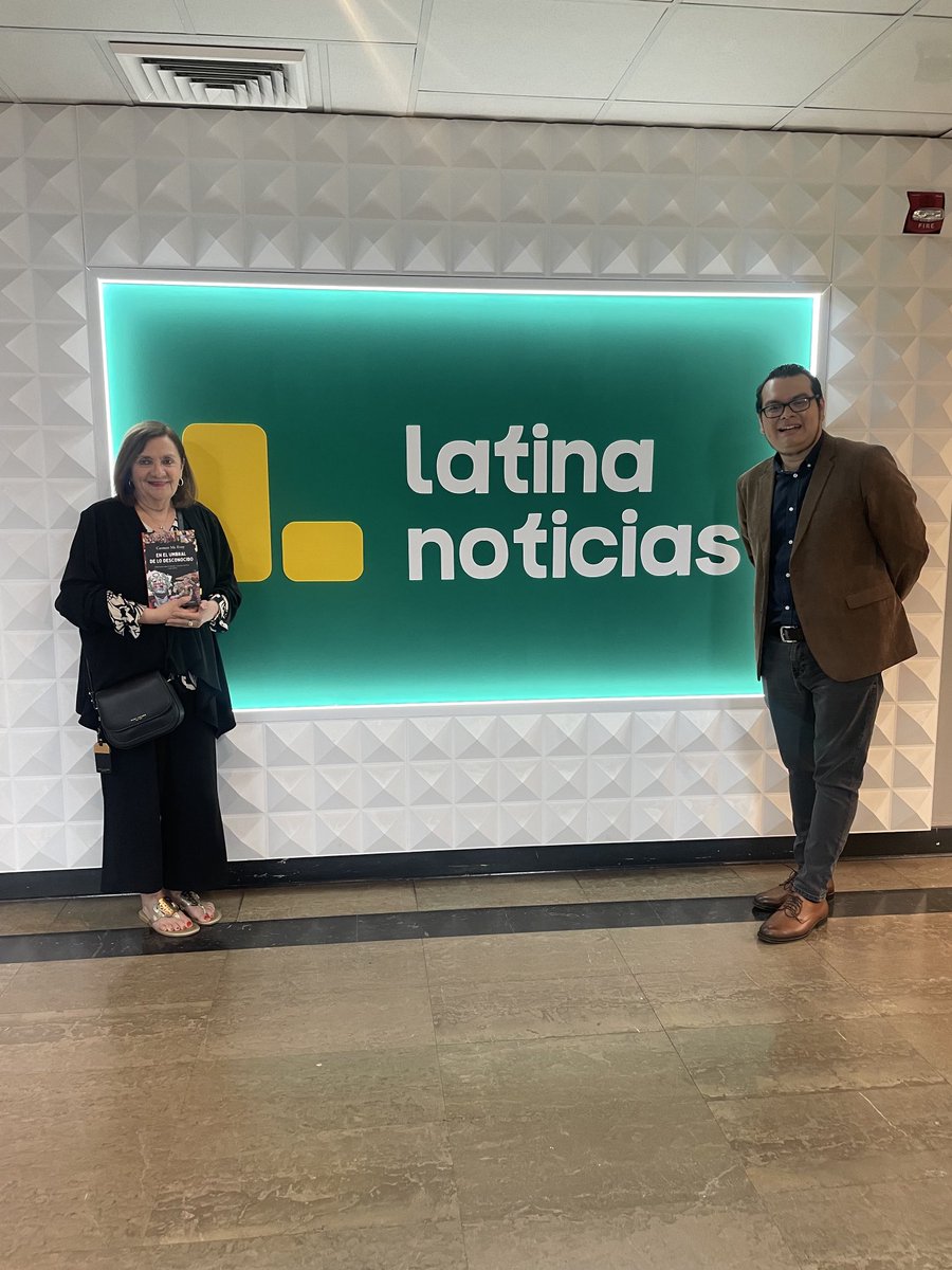 En Latina, conversando con Carlos Tello sobre En el umbral de lo desconocido, de nuestra ausencia de memoria histórica. Lo que erosiona nuestra identidad, pensamiento crítico y autoestima. La charla sale antes que termine el año. Mil  gracias Latina y ⁦<a href="/CatalinaQuinto_/">Catalina Quinto 🇵🇪</a>⁩ 🇵🇪