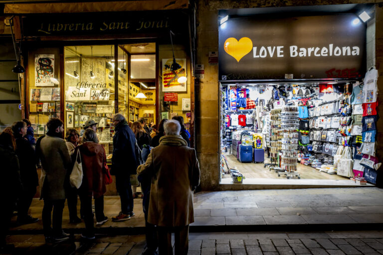 JoaquimTorrent's tweet photo. Emblemàtica fotografia (d'Albert Salamé) al carrer Ferran, on es veu, frec a frec, una antiga lllibreria a punt de tancar i una botiga d'infumables, i de mal gust, articles turístics. La cara i la creu! https://t.co/Slf61eo3H2