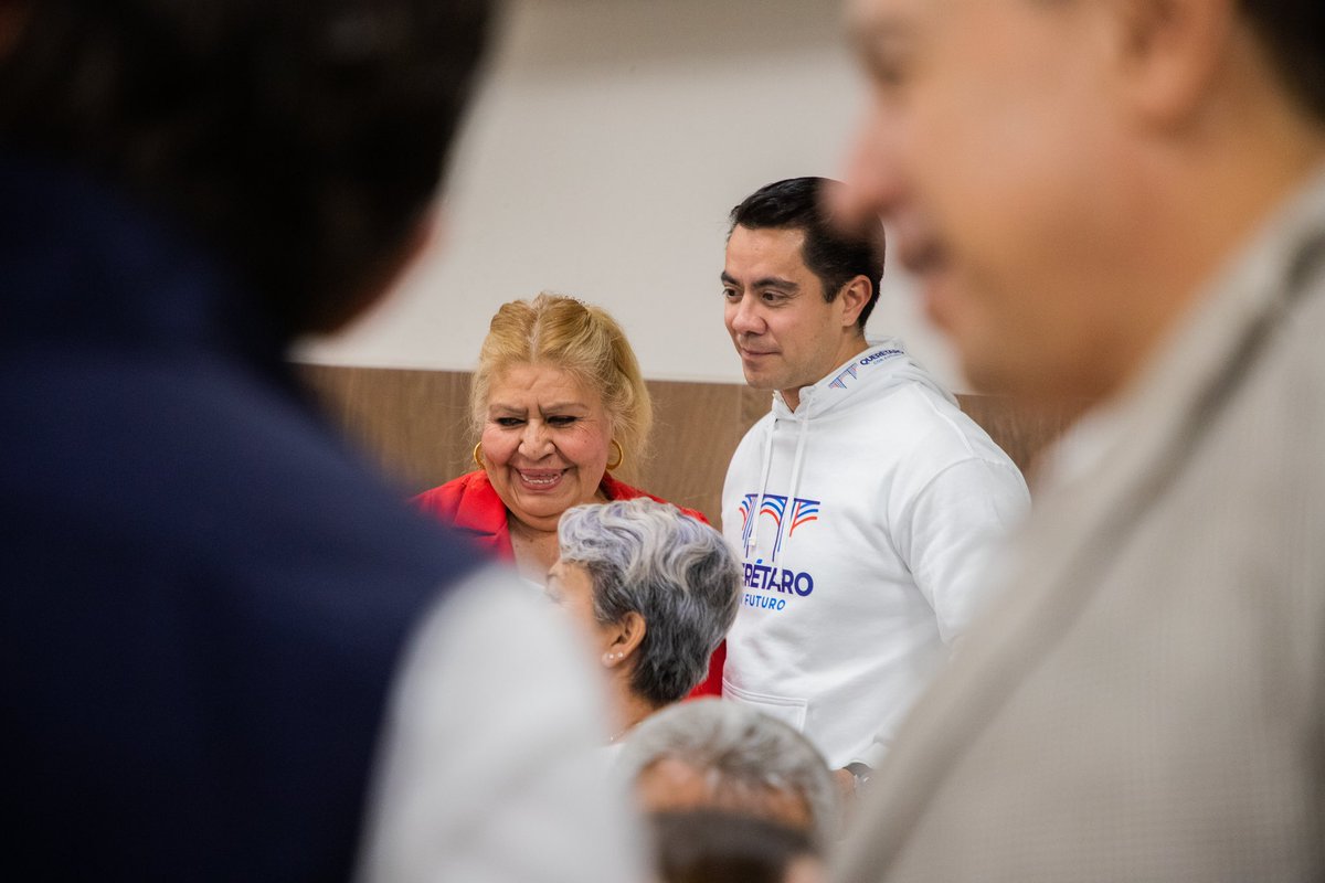 FeliFerMacias's tweet photo. ¡Qué buenos momentos con mis amigos de la #FUCQ en el mercado Lomas de Casa Blanca!
Como siempre lo digo, los pequeños comercios son el motor de nuestra economía local, un pilar importante para construir el progreso de nuestra ciudad.
¡Muy felices fiestas para todos!
#QuerétaroConFuturo