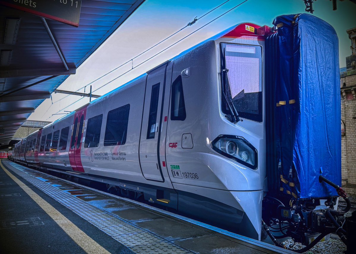 SydneyBridgeTMD's tweet image. Shift 4/4 ✅ Here’s 66593 ‘3MG Mersey Multimodal Getway’ with 197036 sandwiched between barrier wagons working 6Q97 Donnington Rail Freight Terminal to Crewe Carriage Sidings from my walk to work this afternoon 19/12/24 #Class66 #Shed #Class197 #RailwayPhotography