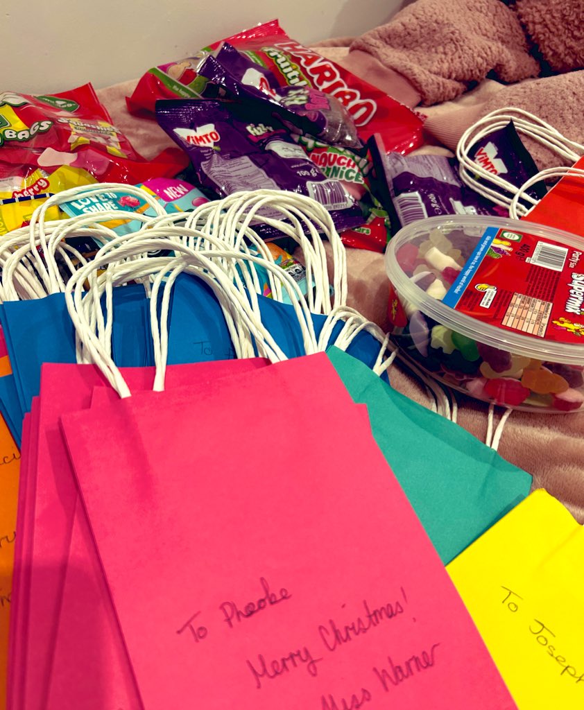 27 sweet bags to make for my fabulous form 🫶🏻 So proud of how many praise points they have got this term and their improved attendance ❤️
