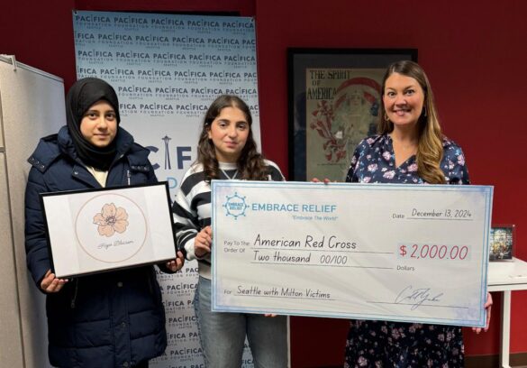 Hizmettencomtr's tweet photo. Seattle Gençleri, Milton Kasırgası Mağdurları İçin Tek Yürek Oldu

Seattle merkezli uluslararası gençlik kulübü Hope Blossom, Embrace Relief ile birlikte yürüttüğü yardım kampanyasıyla en az 35 kişinin hayatını kaybettiği Milton Kasırgası’nın yaralarını sarmak için harekete geçti. Pacifica Foundation Seattle çatısı altında faaliyet gösteren Hope Blossom üyeleri, topladıkları yardım malzemelerini 18 Aralık 2024 tarihinde Seattle’daki Red Cross Derneği’ne teslim ettiler. Hope Blossom üyeleri, “Mesafeler uzak olsa da kalbimiz hep onlarla” diyerek, doğal afetler ve toplulukları etkileyen diğer krizlere karşı yardım eli uzatma kararlılıklarını dile getirdiler.

Gençlik kulübü, başta sosyal sorumluluk projeleri olmak üzere, festivaller, paneller, konferanslar ve diyalog yemekleri gibi birçok etkinlikle toplumsal fayda sağlamayı amaçlıyor. Hope Blossom, gençleri liderlik ve merhamet duygularıyla güçlendirerek, sınırların ötesinde olumlu bir etki oluşturmayı hedefliyor.

Hope Blossom Hakkında:
Hope Blossom, Pacifica Foundation Seattle bünyesinde faaliyet gösteren uluslararası bir gençlik kulübüdür. Kulüp, bağış toplama ve yardım çalışmaları yoluyla ihtiyaç sahiplerine destek olmayı taahhüt eder. Misyonları, doğal afetlerin yanı sıra dünya genelindeki toplulukların karşılaştığı krizlere ve zorluklara müdahale etmek için yardım çalışmaları yapmaktadır. https://t.co/wpJWYYiKA9