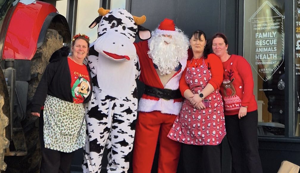 CornishOven's tweet photo. Even Santa has fields to plough and cows to graze!! 😂
Some special visitors to our Helston pasty shop. 🤗
#santalife #tractorlife #cornishpasty https://t.co/djAAJltNYR