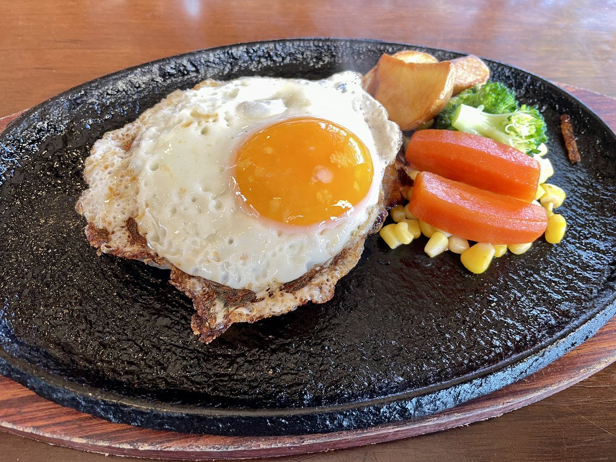 tochigour's tweet photo. 店主さんはワンオペで営んでいるので、ゆったりと素敵な雰囲気の中で美味しいハンバーグを堪能できる素敵なお店です🍖🐶♬ https://t.co/wjBURXEQVI