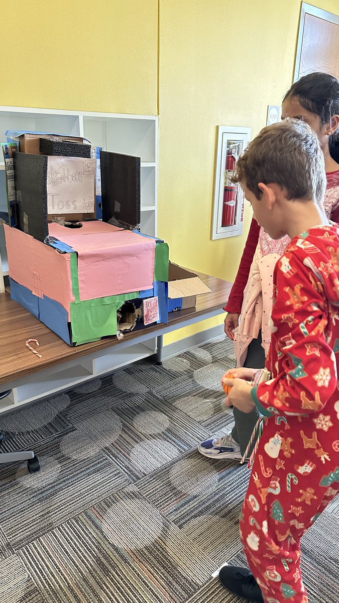 NetZeroLee's tweet image. Class Winter parties were in full swing today.  Loved the addition of the #cardboardchallenge  games in Purple House. #rjlyear11 #NoPlaceLikeLee