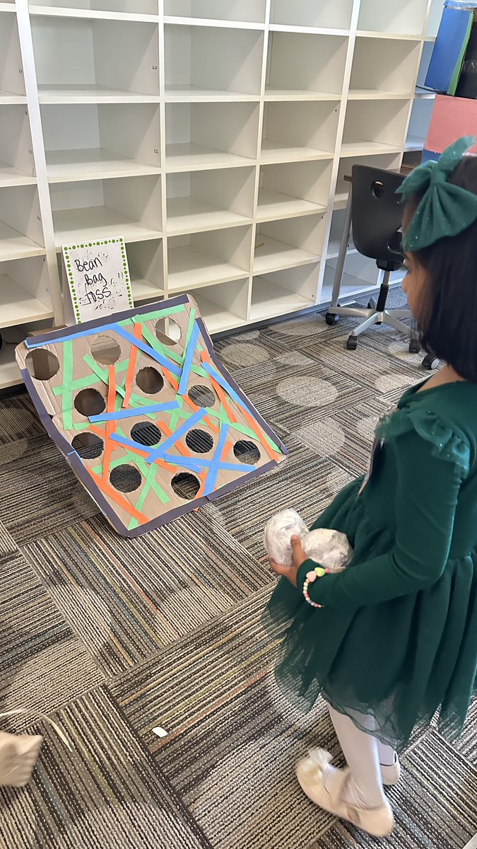 NetZeroLee's tweet image. Class Winter parties were in full swing today.  Loved the addition of the #cardboardchallenge  games in Purple House. #rjlyear11 #NoPlaceLikeLee