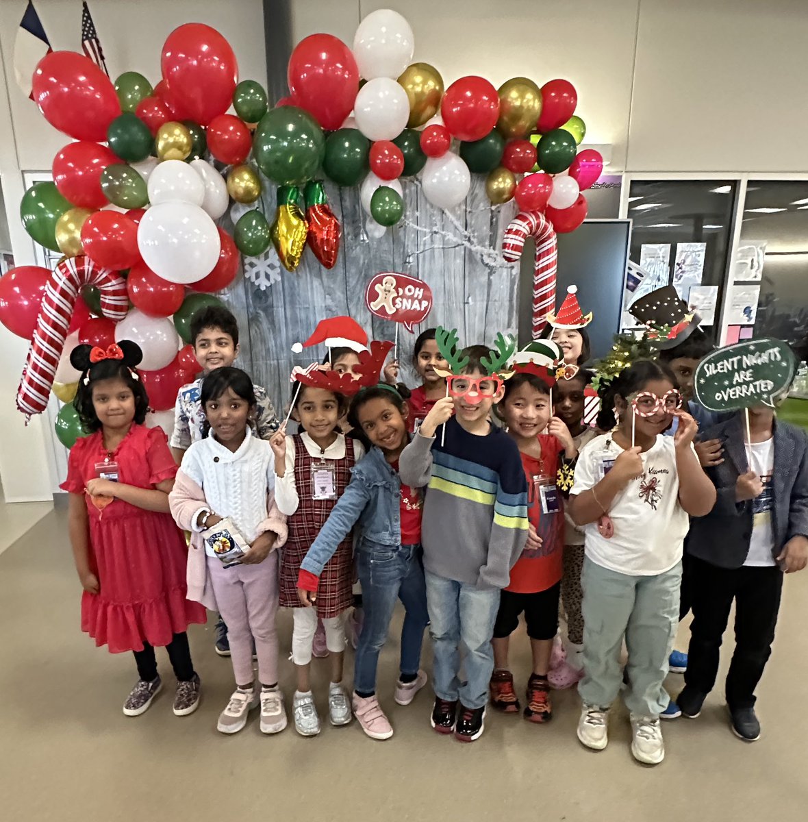 NetZeroLee's tweet image. Class Winter parties were in full swing today.  Loved the addition of the #cardboardchallenge  games in Purple House. #rjlyear11 #NoPlaceLikeLee
