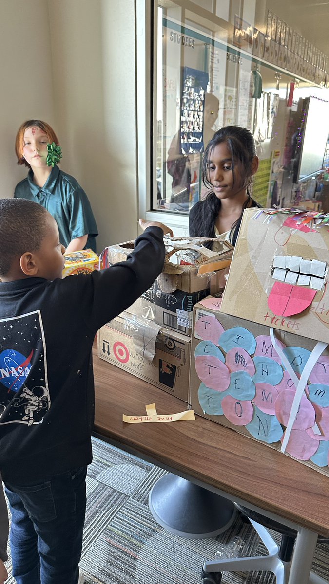 NetZeroLee's tweet image. Class Winter parties were in full swing today.  Loved the addition of the #cardboardchallenge  games in Purple House. #rjlyear11 #NoPlaceLikeLee