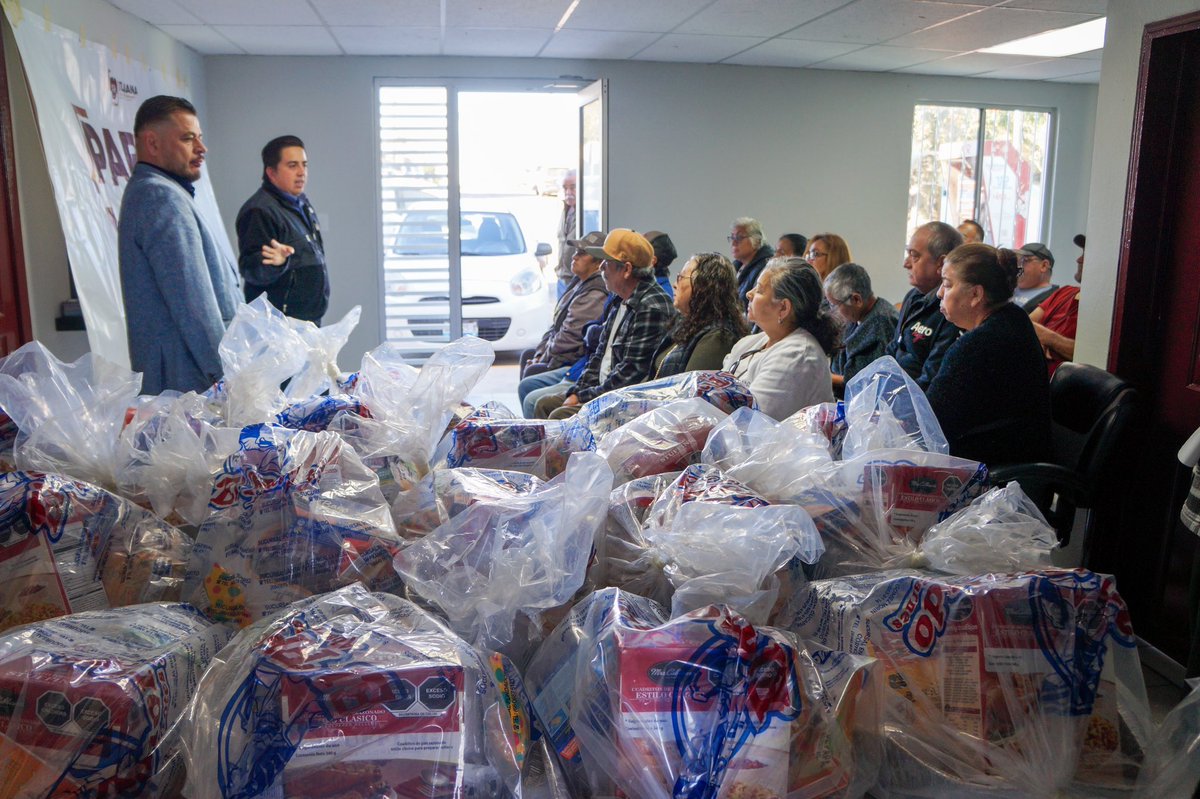YanezPablo's tweet photo. Seguimos entregando cenas navideñas a las familias, hoy en la subdelegación Francisco Villa.

Este tipo de acciones forman parte del compromiso que tenemos en el Cabildo del presidente municipal, el profesor @BurguenoRuiz, para trabajar siempre en beneficio de nuestra gente. https://t.co/E9YCxod7R4